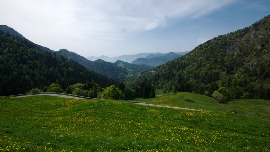 Prati  fioriti al Centro visite di Tremalzo